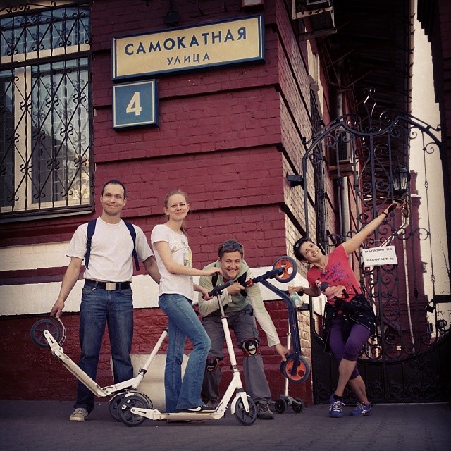 Отважные самокатеры на Самокатной улице #москва #лефортово #самокат #letskick #letskickmoscow